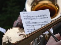 Hand on trumpet. Picture: Michael-Buehrke/Pixelio.de