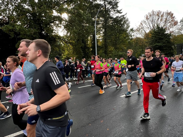 Laufgruppe in der Menge. Foto: Stadt Oldenburg