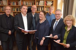 Oberbürgermeister Jürgen Krogmann und die Jury Dr. Gunter Hofmann, Prof. Dr. Martin Sabrow,  Prof. Dr. Sabine Doering, Prof. Dr. Dieter Rucht, Friedrich-Wilhelm Kramer sowie Gerda Grebe, Projektleitung Carl-von-Ossietzky-Preis. Foto: Stadt Oldenburg.