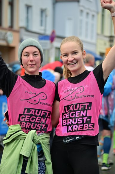 Zwei Läuferinnen im Ziel. Foto: Björn Knölke