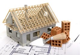 Hausmodell mit Plan, Ziegelsteinen und Kelle. Foto: Gerhard Seybert/Fotolia