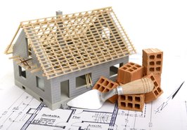 Hausmodell mit Plan, Ziegelsteinen und Kelle. Foto: Gerhard Seybert/Fotolia