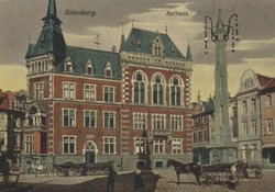 Das neue Rathaus, 1887 eröffnet. Der Sandsteinkandelaber wurde 1909 in Betrieb genommen. Quelle: Stadtmuseum