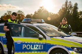 Polizeibeamte an einem Polizeiwagen. Foto: Polizeiakademie Niedersachsen