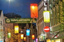 Einstimmung auf die gemütliche Jahreszeit – bunte Laternen über der Oldenburger Haarenstraße. Foto: Hans-Jürgen Zietz.