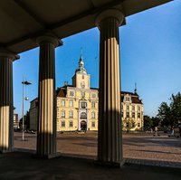 Schloss durch die Säulen der Schlosswache durch. Foto: Mittwollen und Gradetchliev Schloss durch die Säulen der Schlosswache durch. Foto: Mittwollen und Gradetchliev