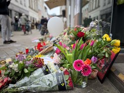 Der Tod des 21-jährigen Lorenz A., der in der Nacht zu Ostersonntag von einem Polizisten im Einsatz in der Innenstadt erschossen worden war, machte viele Menschen fassungslos. Der Ort des Geschehens in der Achternstraße war lange mit Blumen und Kerzen g Der Tod des 21-jährigen Lorenz A., der in der Nacht zu Ostersonntag von einem Polizisten im Einsatz in der Innenstadt erschossen worden war, machte viele Menschen fassungslos. Der Ort des Geschehens in der Achternstraße war lange mit Blumen und Kerzen gesäumt. Foto: Stadt Oldenburg
