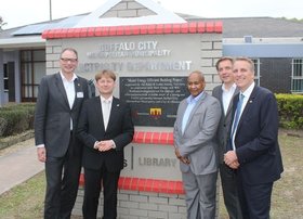 Thorsten Janßen, Prof. Dr. Carsten Agert, Alfred Mtsi, Oberbürgermeister Jürgen Krogmann und Stefan Wenzel stehen vor der neu eingeweihten Plakette, die über das Nakopa-Projekt informiert. Foto: Stadt Oldenburg