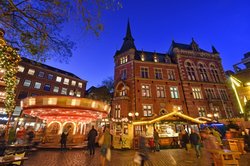 Kinderkarussell mit Altem Rathaus. Foto: Hanz-Jürgen Zietz