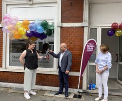 Symbolische Schlüsselübergabe bei der Eröffnung des Büros des Stadtteilmanagements. Von links nach rechts: Meike Klockgether, Eike Schnitker, Beate Fröhlich. Foto: Stadt Oldenburg. 