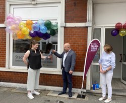 Symbolische Schlüsselübergabe bei der Eröffnung des Büros des Stadtteilmanagements. Von links nach rechts: Meike Klockgether, Eike Schnitker, Beate Fröhlich. Foto: Stadt Oldenburg. 