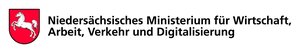 Logo des Niedersäsischen Ministeriums für Wirtschaft, Arbeit, Verkehr und Digitalisierung (MW). Links das niedersächsische Wappen, weißes Pferd vor rotem Grund, rechts der Schriftzug. Quelle: Niedersächsisches MW