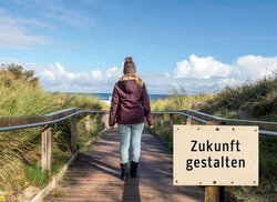 Titel Zukunft gestalten, junge Frau schaut von den Dünen aufs Meer hinaus. Foto: Animaflora PicsStock/AdobeStock Titel Zukunft gestalten, junge Frau schaut von den Dünen aufs Meer hinaus. Foto: Animaflora PicsStock/AdobeStock