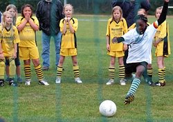 Spannendes Elfmeterschießen. Foto: fussball-ohne-abseits.de Spannendes Elfmeterschießen. Foto: fussball-ohne-abseits.de