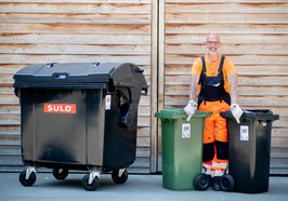 Drei Abfalltonnen beklebt mit Identsystemaufkleber. Foto: Dittrich