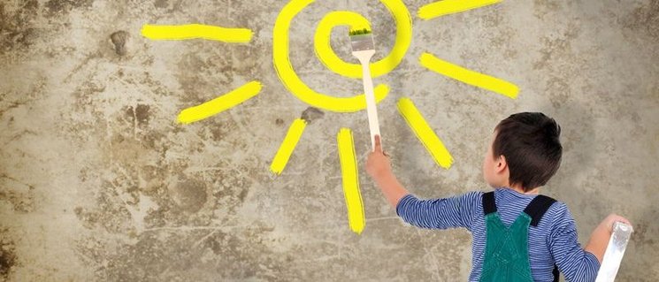 Junge malt Sonne an eine Wand. Foto: S. Kobold/Fotolia.com