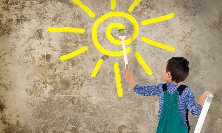 Junge malt Sonne an eine Wand. Foto: S. Kobold/Fotolia.com