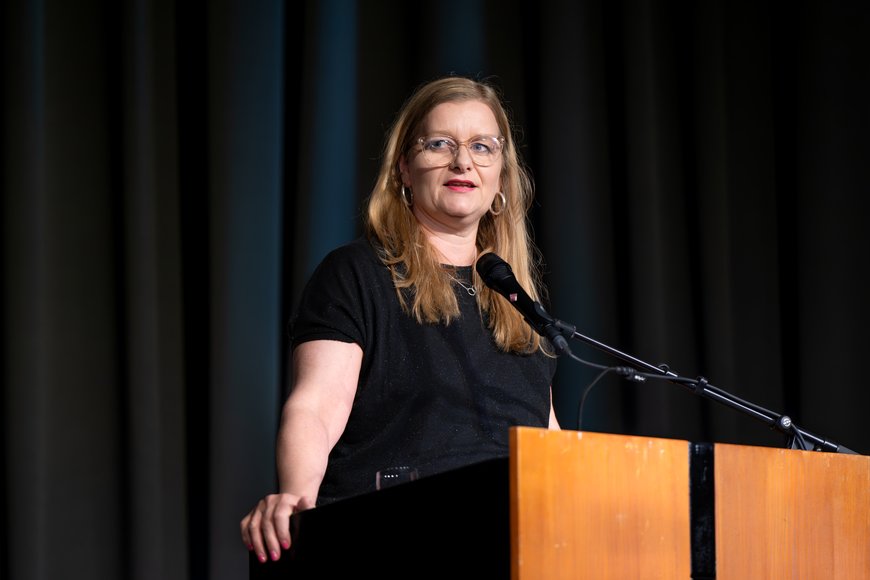 Laudatorin Julia Encke hält eine Rede. Foto: Izabella Mittwollen