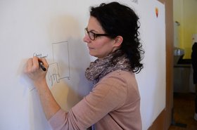 Katrin Faensen zeichnet auf einer großen Stellwand. Foto: Torsten von Reeken