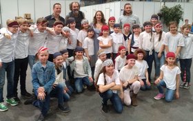 Kinder des Kinderchors mit der Gruppe Santiano und Sängerin Oonagh. Foto Stadt Oldenburg