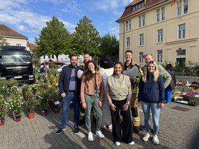 (von links) D. Ostendorf, M. Beyer, L. Kewitz, A. zur Mühlen, J. Grüß, T. Kemper, K. Heitdmann mit dem Klimapinguin auf dem Wochenmarkt. Foto: Stadt Oldenburg (von links) D. Ostendorf, M. Beyer, L. Kewitz, A. zur Mühlen, J. Grüß, T. Kemper, K. Heitdmann mit dem Klimapinguin auf dem Wochenmarkt. Foto: Stadt Oldenburg