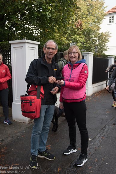 Bürgermeisterin Nicole Piechotta und Marathonorganisator Dirk Spekker im Gespräch. Foto: Martin M. Wilczynski