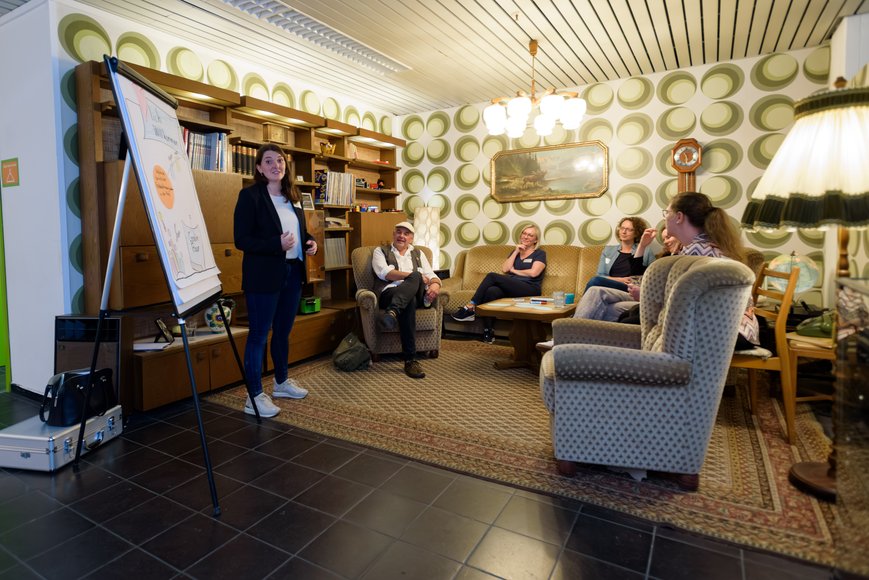 Thorsten Helmerichs Beim Austausch im anschließenden Themen-Café tauschten sich die Teilnehmenden in kleineren Gruppen direkt mit Expertinnen und Experten zu spezifischen Fragestellungen aus. Foto: Thorsten Helmerichs