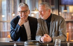 Henning Behrens und Lars Klauke gründeten „WattWeiser“, eine Art Reisebegleiter in die Welt des Metaverse, der Blockchain und der künstlichen Intelligenz. Foto: Bonnie Bartusch