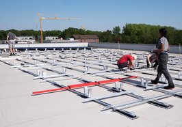 Mitglieder von Olegeno beim Installieren der PV-Anlage auf dem Dach der Quartiersgarage in Helleheide. Foto: GSG