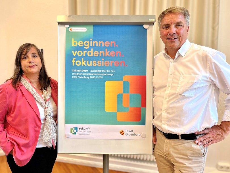 Blicken in die „Zukunft 2050“: Oberbürgermeister Jürgen Krogmann und Stadtbaurätin Christine-Petra Schacht. Foto: Stadt Oldenburg