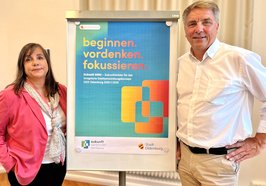 Blicken in die „Zukunft 2050“: Oberbürgermeister Jürgen Krogmann und Stadtbaurätin Christine-Petra Schacht. Foto: Stadt Oldenburg