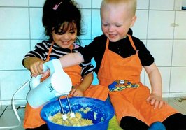 Kinder mit einem Mixer. Foto: Stadt Oldenburg