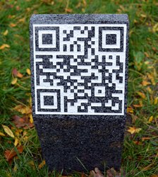 Steinstele mit QR-Code. Foto: Stadt Oldenburg