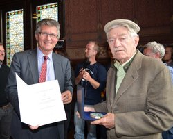 Oberbürgermeister Gerd Schwandner verleiht Hollywood-Schauspieler Seymour Cassel das Große Stadtsiegel. Foto: Stadt Oldenburg