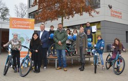 Christian Görres, Volksbank Oldenburg; Jörg Beensen, Schulverein Babenend; Schulleiterin Janina Mußbach; Teamkapitänin Nadine Buck und Schülerinnen und Schüler beim Überreichen des Gewinns an der Grundschule Babenend. Foto: Volksbank Oldenburg