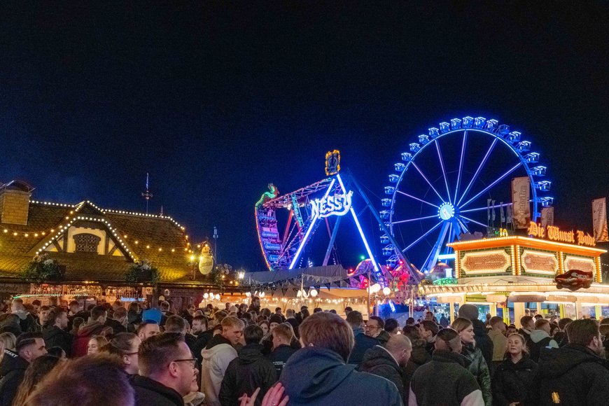 Nessy und Riesenrad auf dem Kramermarkt 2024. Foto: Sascha  Stüber