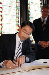 Vize-Kanzler und Bundesminister für Wirtschaft und Technologie Dr. Philipp Rösler trägt sich ins Goldene Buch der Stadt ein. Foto: Stadt Oldenburg Vize-Kanzler und Bundesminister für Wirtschaft und Technologie Dr. Philipp Rösler trägt sich ins Goldene Buch der Stadt ein. Foto: Stadt Oldenburg