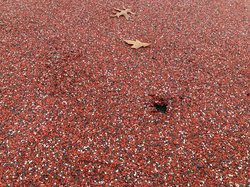 Mehrere solcher Löcher sind derzeit im Fallschutzboden an der Calisthenicsanlage im Sportpark Kreyenbrück zu finden. Foto: Stadt Oldenburg