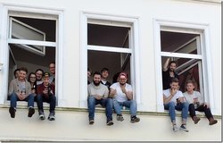 Menschen verfolgen den Umzug vom Fenster aus. Foto: Waltraud Buss