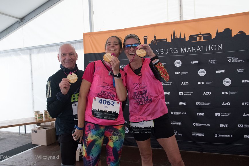 Zwei Läuferinnen zeigen ihre Medaillen. Foto: www.fotografie-bjoern-knoelke.de