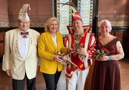 Bürgermeisterin Petra Averbeck (zweite von links), Prinz Hanfred I. (zweiter von rechts) und Prinzessin Wera (rechts). Das Prinzenpaar wurde von Geert Haase, Präsident des Karnevalsvereins Blau-Rot Oldenburg e. V. begleitet. Foto: Stadt Oldenburg