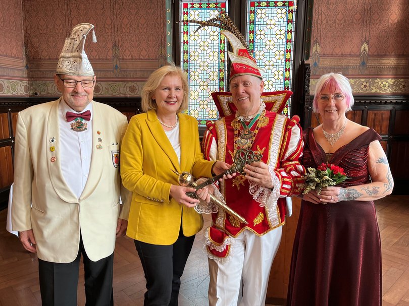 Bürgermeisterin Petra Averbeck (zweite von links), Prinz Hanfred I. (zweiter von rechts) und Prinzessin Wera (rechts). Das Prinzenpaar wurde von Geert Haase, Präsident des Karnevalsvereins Blau-Rot Oldenburg e. V. begleitet. Foto: Stadt Oldenburg