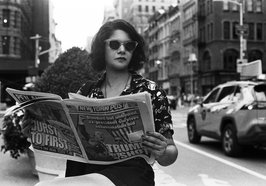 Shilpa Ray sitzt in New York und liest eine Zeitung. Bild: Ebru Yildiz