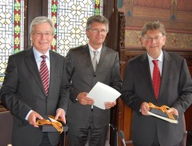 Bürgermeister Jens Böhrnsen, Oberbürgermeister Gerd Schwandner und Bürgermeister Jacques Wallage nach der Unterzeichnung. Foto: Stadt Oldenburg