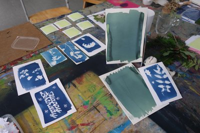 Stilleben mit einstrichenen Papieren und fertigen Cyanotypien. Foto: Stadt Oldenburg