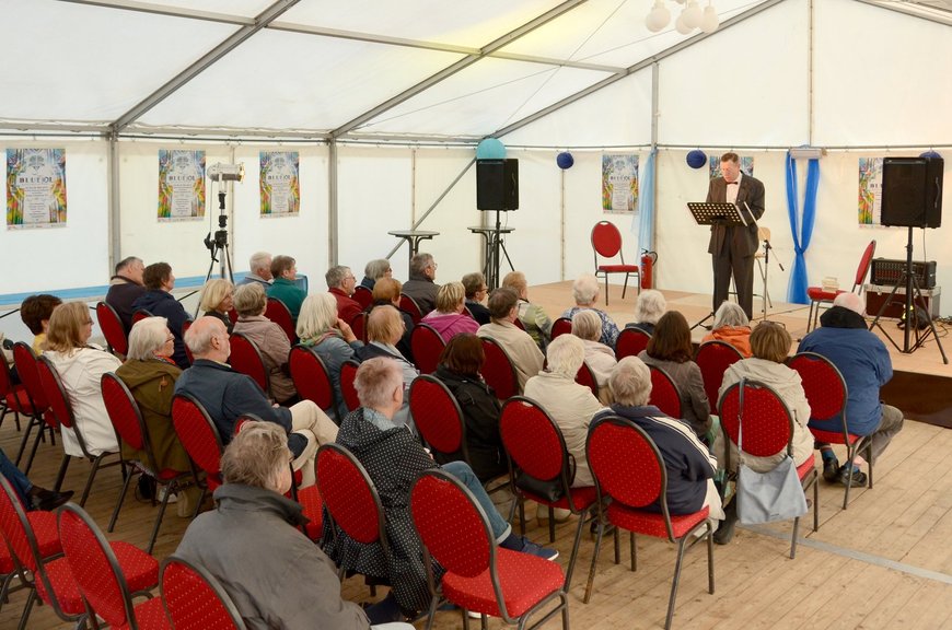 Jo Schmitt auf der Bühne vor Publikum. Foto: Stadt Oldenburg