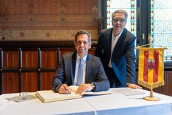 Ministerpräsident Olaf Lies (links) trug sich ins Goldene Buch der Stadt ein. Oberbürgermeister Jürgen Krogmann schaute ihm dabei über die Schulter. Foto: Sascha Stüber Ministerpräsident Olaf Lies (links) trug sich ins Goldene Buch der Stadt ein. Oberbürgermeister Jürgen Krogmann schaute ihm dabei über die Schulter. Foto: Sascha Stüber