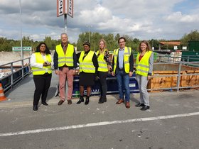 Gruppenbild auf der Wertstoffannahmestelle in gelben Warnwesten: Darby Gounden (BCM), Andreas Wylenzek (AWB), Ondela Mahlangu (BCM), Darlene Zurawski (AWB), Volker Schneider-Kühn (AWB) und Dirtje Gradtke (Stadt) besichtigten die Wertstoffannahmestelle. Foto: Stadt Oldenburg