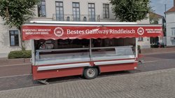 Bild des Verkaufsanhängers der Firma Galloway Rindfleisch, Till Lönnecke und Felix Lönnecke-Sandra GbR. Foto: Stadt Oldenburg Bild des Verkaufsanhängers der Firma Galloway Rindfleisch, Till Lönnecke und Felix Lönnecke-Sandra GbR. Foto: Stadt Oldenburg