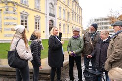 Stadtspaziergang – der Klassiker. Personen vorm Oldenburger Schloss stehend. Foto: Mario Dirks/OTM